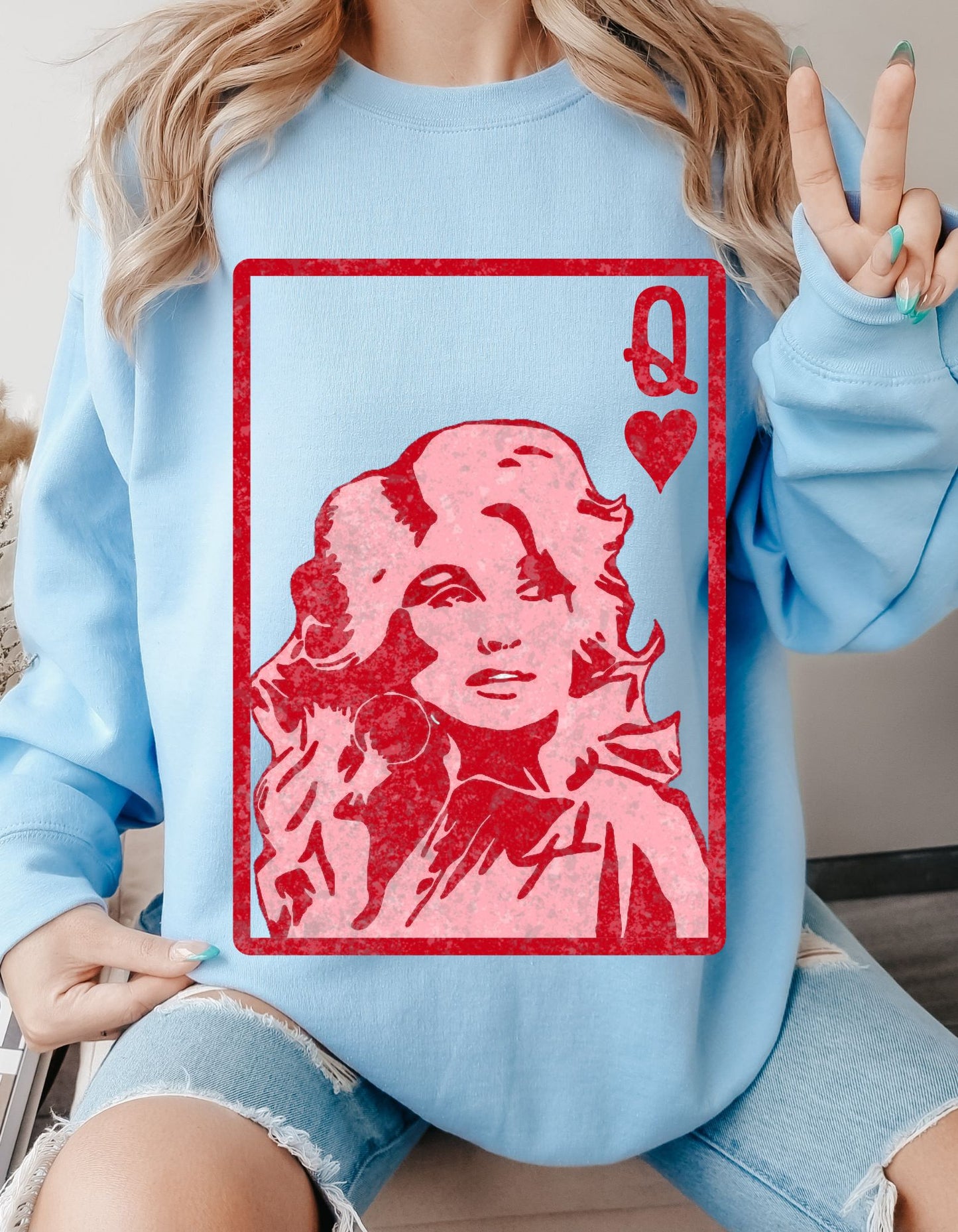 Dolly Parton: Queen of Hearts" Crewneck Sweatshirt - Rule the Style Kingdom with Dolly's Iconic Charm!